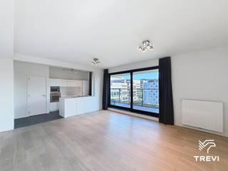 <p><strong>ETTERBEEK - In het project "Belview", in het hart van de Europese wijk, dicht bij de verschillende Europese instellingen, nabij het Leopoldpark en het Jubelpark, en op een boogscheut van talrijke openbaar vervoersverbindingen en winkels, mooi ONGEMEUBILEERD 2-slaapkamerappartement van ±101m² bewoonbare oppervlakte op de 7e verdieping. EPC B! Beschikbaar vanaf 01/08/2026! Afmetingen worden ter indicatie gegeven.</strong></p>
<p><span>Op de 7e verdieping:</span></p>
<ul>
<li>
<p>Inkomhal met dressing en technische ruimte</p>
</li>
<li>
<p>Woonkamer van ±37,5m² (5,26 x 7,15) met toegang tot het terras van ±11m²</p>
</li>
<li>
<p>Volledig uitgeruste open keuken (oven, kookplaat, dampkap, koelkast/vriezer, vaatwasser) + wasruimte met machines</p>
</li>
<li>
<p>Nachtgang</p>
</li>
<li>
<p>Slaapkamer van ±14,5m² (4,5 x 3,2)</p>
</li>
<li>
<p>Slaapkamer van ±9,5m² (2,9 x 3,2)</p>
</li>
<li>
<p>Badkamer (bad, wastafel, toilet)</p>
</li>
<li>
<p>Douchekamer (douche, wastafel)</p>
</li>
</ul>
<p>Kelder nr. KN42</p>
<p>Maandelijkse lasten van € 200, waarvan € 110/maand vaste kosten voor de gemeenschappelijke delen en € 90/maand provisie voor warm water en verwarming. </p>
<p><b>Andere kosten:</b></p>
<ul>
<li>
<p>Eenmalige instapkost: € 50</p>
</li>
<li>
<p>Verzekering afstand van verhaal: € 130/jaar</p>
</li>
</ul>