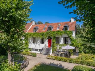 <p>TE KOOP MET PRE-VIEW: enkel op afspraak.<br /><br />Met gepaste trots stellen wij u het oudste huis van Zoersel voor, gelegen aan de Jagersdreef 5. Verscholen achterin, te midden van groen en rust en in de onmiddellijke nabijheid van het Zoerselhof, bevindt zich hier een uniek stukje geschiedenis. Een karaktervolle woning waar authenticiteit, comfort en natuur samenkomen.</p>
<p>De woning is gelegen op een prachtig aangelegd perceel van maar liefst 2.368 m². De zuidgerichte tuin wordt gekenmerkt door een grote verscheidenheid aan planten, bloemen en bomen, wat zorgt voor een rijke biodiversiteit en gevarieerd groen karakter. Verschillende zithoeken, zowel zonnig als meer beschut, nodigen uit om op elk moment van de dag te genieten van rust en privacy.<br /><br />INDELING</p>
<p>Historisch bekend als ‘Woning Trapke op’, wordt de woning bereikt via de karakteristieke trap. Bij binnenkomst wordt u meteen omringd door de warme en romantische sfeer van het pand. De inkomhal beschikt over een prachtige natuurstenen vloer en vormt de aanzet naar de authentieke elementen die doorheen de woning bewaard zijn gebleven.</p>
<p>De lichtrijke leefruimte geniet dankzij de opvallende raampartijen van een aangename lichtinval. Lichte houten balken, natuursteen en maatwerk versterken het karaktervolle geheel. De ruimte wordt verwarmd via gasradiatoren en beschikt bovendien over een charmante houtkachel, ideaal voor gezellige winteravonden.</p>
<p>Aansluitend bevindt zich de leefkeuken, waar koken en samenkomen centraal staan. De keuken is uitgerust met degelijke materialen en toestellen, met als eyecatcher een karaktervolle AGA. Vanuit hier is er toegang tot de kelder van circa 70 m², voorzien van authentieke rondingen, verwarming, wasplaats en heel wat praktische bergruimte.</p>
<p>Op het gelijkvloers bevinden zich verder een gastentoilet en de trap naar de eerste verdieping.</p>
<p>Ook de verdieping werd volledig gerenoveerd, waarbij authentieke elementen werden gecombineerd met kwalitatief maatwerk. De ruime masterbedroom beschikt over ingemaakte kasten en optimale inrichting. Daarnaast zijn er nog twee slaapkamers, waarvan één voorzien is van ingemaakte kasten en twee slaapplaatsen en de andere van maatkasten en één slaapplaats. De badkamer beschikt over een inloopdouche afgewerkt in mortex, wastafel en toilet.<br /><br />BIJGEBOUW</p>
<p>Een absolute meerwaarde is het bijgebouw van circa 50 m², dat volledig werd vernieuwd en ingericht. Het beschikt over een keuken met lavabo, vaatwasser en gasvuur. De nodige leidingen voor het voorzien van sanitair zijn reeds aanwezig. Het bijgebouw biedt tal van mogelijkheden en kan, afhankelijk van uw wensen, dienstdoen als bureau, atelier, hobbyruimte of verblijf voor een inwonende persoon.</p>
<p>Dit unieke eigendom combineert een rijke geschiedenis met authentieke charme, hedendaags comfort en een uitzonderlijke ligging. <br /><br />BIJZONDERHEDEN</p>
<p>- Karaktervolle woning met een rijke geschiedenis<br />- Zorgvuldig gerenoveerd met behoud van authentieke elementen<br />- Perceel van 2.368 m² <br />- Zuidgerichte tuin<br />- Bijgebouw<br />- Veel parkeermogelijkheden</p>
<p>Voor meer informatie of een bezoek ter plaatse kan u vrijblijvend contact opnemen met Kato via 03 227 58 58 of kato@reds.be.</p>