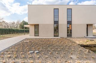 <strong><strong></strong></strong>
<p>Gelegen in een landelijke en rustige straat, vlakbij de dorpskern van Herselt, vindt u dit relatief kleinschalige nieuwbouwproject terug.<br />Project Limberg omvat de realisatie van vier ultramoderne BEN-gezinswoningen, waarbij wordt gefocust op een combinatie van hedendaags wooncomfort, energiezuinigheid en kwaliteit. Dit alles in een modern jasje, zodat u nog jarenlang geniet van een esthetisch pareltje in een duurzame en futureproof omgeving.</p>
<p>Twee van de vier woningen werden reeds gerealiseerd, waarvan de uiterst linkse tot in de puntjes en met het nodige oog voor detail is afgewerkt. De drie overige woningen kunnen zowel casco als volledig afgewerkt worden opgeleverd.<br />Neem je liever de eindafwerking voor eigen rekening maar mogen de nodige technieken wel worden voorzien? Ook dat kan!</p>
<p><strong>Hedendaags wooncomfort en kwaliteit</strong></p>
<p>De woningen worden gebouwd op ruime percelen van 735 m² tot 1314 m² en zijn standaard uitgerust met een aangelegd terras, carport en buitenberging.<br />De constructies worden steeds opgetrokken in hoogwaardig beton, wat tal van voordelen biedt.<br />Zo zijn grote overspanningen met nauwelijks dragende binnenmuren mogelijk, wat heel wat flexibiliteit biedt naar indeling toe. <br />éen grote, open slaapkamer in loftstijl of liever 5 slaapkamers? U kiest...<br />Daarnaast komt de grote thermische inertie van beton de energiezuinigheid ten goede.<br /><br />Kortom: een topmateriaal met een unieke en moderne uitstraling volgens de hedendaagse normen.</p>
<p><strong>Energiezuinigheid</strong></p>
<p>ETIB focust al jaren op energiezuinigheid en standaard wordt er gewerkt met onderstaande technieken:<br /><strong>Lucht-waterwarmtepomp met vloerverwarming | zonnepanelen | ventilatiesysteem D | doorgedreven isolatie</strong></p>
<p>Dit resulteert in woningen met een negatief E-peil en een zeer lage energiefactuur voor u als koper.<br /><br />Voor het bekomen van de plannen, lastenboek of meer informatie mag u steeds contact opnemen met <strong>secretariaat@degroot-celen.be</strong> of via <strong>014/95 37 50.</strong></p>