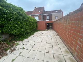 <p>Deze charmante woning is rustig gelegen en biedt heel wat potentieel. De woning omvat een inkomhal, ruime leefruimte, keuken, badkamer en berging op het gelijkvloers, en 2 slaapkamers op de eerste verdieping.</p>

<p><strong>Troeven:</strong></p>

<ul><li>
	<p>Geïsoleerde zolder (mogelijkheid tot extra kamer)</p>
	</li><li>
	<p>Grote tuin</p>
	</li><li>
	<p>Droge kelder</p>
	</li></ul>

<p>Ideaal voor starters of als investering!</p>