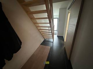 Centraal gelegen, energiezuinige (energielabel A), ruime woning met kelder, garage, 3 grote slaapkamers, mooi terras, grote tuin met...