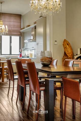 Deze ruime woning in Temse biedt een comfortabele leefomgeving dankzij een bewoonbare oppervlakte van 194 m². Met vier slaapkamers is er...