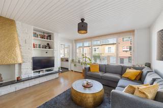 <p><strong>Instapklaar Appartement met Zuidgericht Terras, Inpandige Garage en Parkzicht in</strong> <strong>Hoboken</strong></p><p>Dit instapklare appartement op de eerste verdieping van een verzorgd gebouw met lift biedt comfort, licht en een prachtig groen uitzicht. Gelegen in een rustige, residentiële buurt nabij het park Meerlenhof, park Sorghvliet en de Hobokense Polder, woon je hier letterlijk tussen het groen én vlak bij alle voorzieningen.</p><p> </p><p></p><p></p><p>Via de inkomhal heb je toegang tot alle ruimtes van het appartement. De lichtrijke woonkamer sluit aan op een volledig ingerichte keuken en vormt samen een gezellige leefruimte.</p><p></p><p>Verder zijn er twee slaapkamers, een badkamer met ligbad/douche en dubbele wastafel, een gastentoilet en een praktische berging. De tweede slaapkamer geeft uit op het zonnige, zuidgerichte terras met zicht op het park.</p><p></p><p> </p><p>De inpandige garage is inbegrepen in de prijs en is rechtstreeks bereikbaar vanuit het appartement, inclusief aparte wasruimte en automatische garagepoort.</p><p> </p><p></p><p></p><p><strong>LOCATIE</strong></p><p>Rustig gelegen en toch bijzonder goed bereikbaar. In de nabije omgeving vind je scholen, winkels, openbaar vervoer en belangrijke invalswegen. Ideaal voor wie houdt van wonen in het groen zonder in te boeten aan bereikbaarheid.</p><p> </p><p></p><p></p><p><strong>TROEVEN</strong></p><p>+ Zuidgericht terras met parkzicht</p><p>+ Inpandige garage met automatische poort en wasplaats</p><p>+ Verzorgd gebouw met lift</p><p>+ Rustige ligging in het groen, nabij parken en natuur</p><p>+ Goede verbinding met openbaar vervoer en invalswegen</p><p>+ Praktische indeling met ruime berging en gastentoilet</p>