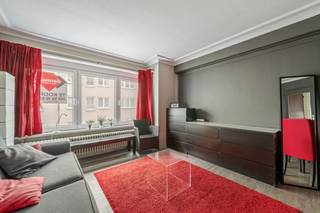 Op de vijfde verdieping van residentie Auteuil in hartje Oostende vindt u deze studio met veel potentieel. Dankzij de centrale ligging bent u op wandelafstand van winkels, restaurants, het openbaar vervoer én natuurlijk de prachtige zeedijk. De studio biedt een lateraal zeezicht, waardoor u dagelijks kan genieten van een glimp van de Noordzee. Hoewel de studio renovatie vraagt, is dit de perfecte kans om uw eigen stempel te drukken en een moderne, praktische woonruimte te creëren volgens uw smaak. Daarnaast beschikt de studio over een privatieve kelderberging, ideaal voor strandgerief of extra opslagruimte.
