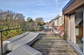 Duplexappartement met twee terrassen te Mortsel!We betreden het appartement via de privatieve inkom en bereiken via de trap de eerste verdieping.Aan...