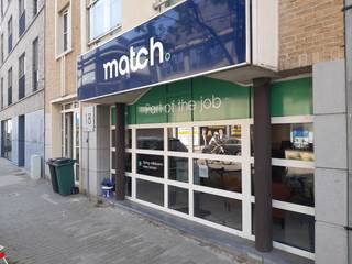 Dit handelspand/kantoor is uitstekend gelegen langsheen de Beverestraat in Oudenaarde.Het pand beschikt over een praktische, open werkruimte die naar...