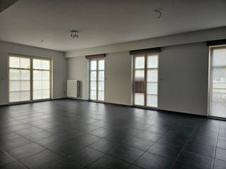 BEZOEK AANVRAGEN ENKEL MOGELIJK VIA VOLGENDE LINK: https://mijnhuurprofiel.be/property/7aa71144-cc0e-4a02-ba53-fc10237edf61/overzicht<br /><br />Dit appartement is gelegen in het centrum van Lichtaart op wandelafstand van winkels, scholen, openbaar vervoer, horeca...<br /><br />Dit appartement is gelegen op de 1ste verdieping en is voorzien van alle comfort. Via de inkomhal kom je in de leefruimte met open keuken die is uitgerust met een kookplaat, afzuigkap, koelkast, vaatwasser, oven en voldoende opbergruimte. <br /><br />De nachthal geeft toegang tot de 2 slaapkamers, wasplaats, gastentoilet en badkamer, deze is voorzien van een douche, ligbad en dubbele wastafel in meubel.<br /><br />In de kelder is een berging en autostaanplaats inbegrepen.<br /><br />Huurprijs: €1.000/maand | gemeenschappelijke kosten: €50/maand | beschikbaarheid: onmiddellijk | EPC: 97 kWh/m² (label A)