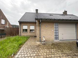 <strong>Ruime woning met veel lichtinval</strong> .<br />Op het <u>gelijkvloers</u> bevinden zich de<strong> lichtrijke leefruimte, ruime keuken, garage met elektrische poort, tuin met kleine vijver en tuinhuis</strong>.<br />In de<strong> inkomhal</strong> bevindt zich nog een <strong>apart toilet</strong>.<br />Op het <u>eerste verdiep</u> bevinden zich <strong>3 ruime slaapkamers</strong> en een <strong>ruime badkamer</strong>.<br /><br /><strong>Troeven:</strong>
<ul><li>Veel potentieel</li><li>Ruime woning</li><li>Half open</li><li>Veel lichtinval</li><li>Zonnepanelen (9 zonnepanelen)</li><li>zuidwest georiënteerde tuin</li></ul>
