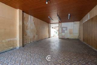 <p>Projectgrond in het centrum van Zottegem!</p><p>Langs de Heldenlaan vindt u dit pand met een perceeloppervlakte van 390m² en veel mogelijkheden. Het bestaande pand, dat voorheen dienst deed als bloemenwinkel, omvat naast de handelsruimte op het gelijkvloers ook een eerste verdieping en een zolderverdieping. Achteraan bevindt zich een ruime opslag- en werkplaats die doorloopt tot achteraan het perceel. Een extra troef is de doorgang naar de achterliggende straat, Vestenstraat, waardoor het perceel langs twee zijden bereikbaar is.</p><p>Volgens de geldende stedenbouwkundige voorschriften kan hier een project met maximaal vier bouwlagen worden gerealiseerd, waarbij op het gelijkvloers een andere functie dan wonen dient te worden voorzien.</p><p>Interesse? Contacteer ons voor het verkrijgen van bijkomende informatie en/of het inplannen van een bezoek ter plaatse.<br /> </p>