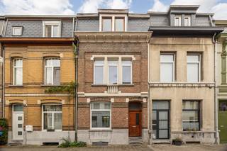 Achter deze karaktervolle eclectische gevel schuilt een authentieke burgerwoning waar tal van originele elementen bewaard zijn gebleven. Glas-in-loodramen, sierlijke plafonds, mooie plankenvloeren en een prachtige gevelarchitectuur zorgen voor een unieke uitstraling.<br /><br />De woning:<br />Met 196m² bewoonbare oppervlakte verspreid over drie verdiepingen biedt deze burgerwoning ruimte in overvloed. Het gelijkvloers imponeert meteen met zijn originele interieurdetails.. De ruimtes zijn groot en luchtig, met veel daglicht dankzij de raampartijen aan voor- en achterkant. De schuifraam in de tuinkamer biedt toegang tot de gezellige zuid-georiënteerde tuin waar een prachtige perelaar voor schaduw en verkoeling zorgt.<br />Op de verdiepingen bevinden zich 4 slaapkamers waarvan één met mezzannine en een ruime badkamer. Op de bovenste verdieping is een kamer voorzien van douche en toilet en liggen er aansluitingen klaar voor de eventuele installatie van een kitchenette.<br /><br />De solide bakstenen constructie, de originele gevelarchitectuur en de rijke binnenafwerking vormen een stevige basis.<br /><br />De woning is instapklaar, maar biedt tegelijk de mogelijkheid om naar eigen smaak op te frissen. Zo combineert u hedendaags comfort met authentieke charme.<br /><br />De locatie:<br />De Plankenbergstraat is een rustige straat met vlotte verbindingen naar het Antwerpse stadscentrum, de Ring en het openbaar vervoer. Op 2 minuten wandelen bereikt u het Rivierenhof en het centrum van Deurne. <br /><br />In een oogopslag:<br />Perceel: 150 m²<br />Bewoonbare oppervlakte: 196 m²<br />Indeling: Gelijkvloers + 1e + 2e verdieping<br />Kelder van 39m2<br />Bijzonder: 2e verdieping met afzonderlijk conformiteitsattest (bus 2/1)<br />Gezellige tuin met veel privacy, zuid georiënteerd<br />Asbestvrij<br />EPC B<br /><br />Het grondplan, het EPC, elektriciteitskeuring en asbestattest kan u reeds bekijken via de Wellimmo-site ('documenten')<br /><br />📩 info@wellimmo.net | 📞 03/225 00 68