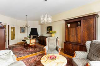 <p>Dit appartement bevindt zich in ‘t geliefde Antwerpen, omringd door trendy hotspots, gezellige koffiebars en lokale adresjes zoals Bar Chapel, hier valt altijd wel iets nieuws te ontdekken! Ook het Centraal station, de Meir en het Stadspark liggen slechts op een fietsafstand waardoor je hier écht leeft op het ritme van de stad.</p>
<p>Van zodra je het appartement binnenstapt, springt het authentieke karakter meteen in het oog. Het origineel blokparket, een karaktervolle sierhaard en een prachtige tussendeur met glas-in-lood geven de leefruimte meteen een unieke warme uitstraling. Aangrenzend bevindt zich de hedendaagse keuken, praktisch ingericht met het oog op comfort en voorzien van toegang tot een knus terrasje.</p>
<p>Verder beschikt het appartement nog over 2 slaapkamers (12 m² & 7 m²) en een badkamer met een douche in zitbad en een lavabo in meubel, optimaal voorzien van kastruimte. Het toilet is apart.</p>
<p>Als kers op de taart stap je vanuit de masterbedroom zo het terras van 4 m² op, waar je met zicht op het Centraal Station letterlijk wakker wordt met de stad aan jouw voeten.</p>
<p>Kortom, een appartement boordevol mogelijkheden met een flinke dosis eigenheid. Creëer jij hier jouw nieuwe thuis?</p>
<p><strong>Maandelijkse kosten </strong>in aanvraag.</p>
<p><strong>Technische gegevens: Lift aanwezig! </strong>Centrale verwarming op gas (collectief), dubbele beglazing in hout en HR-beglazing in PVC, geïsoleerd dak.</p>
<p><strong>Stedenbouwkundige inlichtingen en bodemattest aanwezig. Niet-asbestveilig. Bevindt zich niet in een risicozone voor overstromingen (P- en G-score B). Renovatieverplichting niet van toepassing.</strong></p>