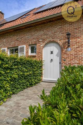 <p><strong><br />Neem direct contact op voor een individuele rondleiding !<br /><br />Ruime villa met EPC label 'B' en verwarmd zwembad, ideaal gelegen in een uiterst rustige en groene omgeving. Vlak bij het bos, met het centrum van Zoersel, winkels en scholen op slechts enkele minuten.<br /><br /></strong>Bent u op zoek naar ruimte, luxe en uitzonderlijk wooncomfort in een rustige omgeving? Deze volledig gerenoveerde, instapklare villa biedt een perfecte combinatie van hoogwaardige afwerking, energiezuinigheid en een indrukwekkende bewoonbare oppervlakte van maar liefst meer dan 350m². Gelegen in een residentiële villawijk en omringd door groen, geniet u hier van maximale privacy en een permanent vakantiegevoel.<br />De villa beschikt over 4 ruime slaapkamers, 2 stijlvolle badkamers en een royale leefruimte met overvloedige lichtinval. Aansluitend aan de villa bevindt zich een ruim loungeterras van bijna 50 m², ideaal om te ontspannen of gasten te ontvangen. <br />Op het prachtige perceel van 2.152 m² vormt het luxueuze poolhouse bij het verwarmde zwembad zonder twijfel de absolute blikvanger. Dit veelzijdige bijgebouw is afgewerkt met oog voor detail en uitgerust met alle comfort: een gezellige zithoek met tv, een sfeervolle houtcassettehaard, een eigen bar, een bureau, een sauna, een douche en een toilet. <br />Verder beschikt het eigendom over een carport en een fraai aangelegde tuin.<strong><br /><br />Indeling van de villa</strong></p>
<p><strong>Gelijkvloers:</strong> U betreedt de woning via een royale inkomhal, die toegang biedt tot zowel de leefruimte als de inpandige garage. De lichtrijke woonkamer met eetkamer vloeit naadloos over in de aangrenzende, volledig geïnstalleerde keuken, die praktisch is ingericht met ruimte voor maar liefst twee eettafels. Achter de ruime garage bevindt zich een handige wasplaats/bijkeuken, volledig uitgerust met maatwerk ingemaakte kasten. Veiligheid staat hier centraal: zowel de voor- als achter veiligheidsdeur zijn uitgerust met een meerpuntssluiting.</p>
<p><strong>Eerste verdieping:</strong> De nachthal – net als nagenoeg de hele woning voorzien van een warme eiken parketvloer – leidt naar de gigantische master bedroom met dressing en een luxueuze ensuite badkamer (voorzien van zowel ligbad als douche). Daarnaast beschikt deze verdieping over nog twee grote slaapkamers en een tweede, aparte vernieuwde badkamer (voorzien van zowel ligbad als inloopdouche). In het aanwezige thuiskantoor bevindt zich de vaste trap naar het volgende niveau.</p>
<p><strong>Tweede verdieping (bewoonbare zolder):</strong> Hier bevindt zich de vierde, volwaardige slaapkamer, ingemaakte kasten én een eventuele studeer/game-room. Een ideale ruimte voor hobby, ontspanning of als tienerkamer.</p>
<p><span>Vernieuwd de laatste 3 jaren:</span></p>
<ul>
<li>Dak en afwerking (2023)</li>
<li>Velux ramen (2023)</li>
<li>Garagepoort (2026)</li>
<li>Zonneluifel (2026)</li>
<li>Zonnepanelen (2023)</li>
<li>Batterij (2023)</li>
<li>Laadpaal (2023)</li>
<li>Veiligheidsdeur voor en achter (2023)</li>
<li>Onderdak poolhouse (2026)</li>
</ul>
<br />
<p><span>Bijzonderheden:</span></p>
<ul>
<li>Elektrische rolluiken</li>
<li>Stijlvolle ingemaakte kasten</li>
<li>Eiken vloeren</li>
<li>Terras ca 50m²</li>
<li>Volledig omheind en aangelegde tuin</li>
<li>Automatische poort vooraan het perceel</li>
<li>Extra afsluithekken aan de zijkant van het huis</li>
<li>Carport</li>
<li>Verwarmd zwembad</li>
<li>Elke kamer heeft UTP-kabel</li>
</ul>
<br />
<p><span>Poolhouse:</span></p>
<ul>
<li>Bureau</li>
<li>Sauna</li>
<li>Doucheruimte</li>
<li>Toilet</li>
<li>Bar</li>
<li>TV-hoek</li>
<li>OH</li>
<li>Eigen verwarmingsketel</li>
</ul>
<br />
<p><strong>Kortom: een exclusieve, instapklare droomvilla op een toplocatie waar luxe, rust en modern wooncomfort samenkomen.</strong><br /><br />EPC Label 'B'<br />Wug, Vg, Gvkr, Gmo, Vv</p>