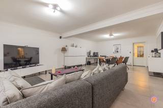 Vandaag nemen we je mee naar de rustige gemeente Bornem. De gemeente staat bekend voor zijn wondermooie fietsroutes doorheen de natuur en natuurlijk de alombekende dodentocht. Scholen, recreatiecentra en openbaar vervoer bevinden zich in een straal van 1km. Verder bevinden zich ook winkels en lokale restaurants op wandelafstand.<br /><br />Wanneer we binnenkomen, worden we ontvangen door een ruime inkomhal met links een comfortabele badkamer die beschikt over een douche, bad, dubbele lavabo en een toilet.<br />Het appartement beschikt ook nog over een tweede apart toilet.<br /><br />Wanneer we verder doorlopen, treffen we de eerste slaapkamer. Deze ruimte heeft maar liefst een oppervlakte van 20 m² en beschikt over rolluiken.<br />Tevens is er een tweede comfortabele slaapkamer aanwezig.<br /><br />Wanneer we verder doorlopen, komen we in de grote leefruimte terecht van 42 m² die beschikt over een eet- en zitruimte en is voorzien van voldoende lichtinval door de grote raampartijen. De vernieuwde keuken is volledig geïnstalleerd en beschikt over een aparte berging, voldoende om voorraad op te bergen.<br /><br />Het ruime terras kan je bereiken via de keuken met een aparte deur of via de leefruimte met een schuifdeur.<br /><br />Het appartement is instapklaar en beschikt over een EPC-label B. <br /><br />Heb je interesse in dit ruim gelijkvloers appartement?<br />Neem gerust contact op via roy@julimmo.be of 0498 62 74 71.