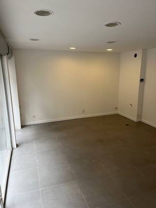 Op zoek naar een compact en onderhoudsvriendelijk kantoor of winkelruimte op toplocatie? Dit gelijkvloers handelspand van 30 m² bevindt zich in het bruisende centrum van Mechelen en biedt een gevelbreedte van maar liefst 6 meter — ideaal voor zichtbaarheid en etalage.
Het pand is uitgerust met verlichting en een rolluik, beschikt over individuele elektriciteitsmeters en wordt verwarmd op aardgas. Kortom: een praktische en efficiënte ruimte voor wie meteen aan de slag wil.
