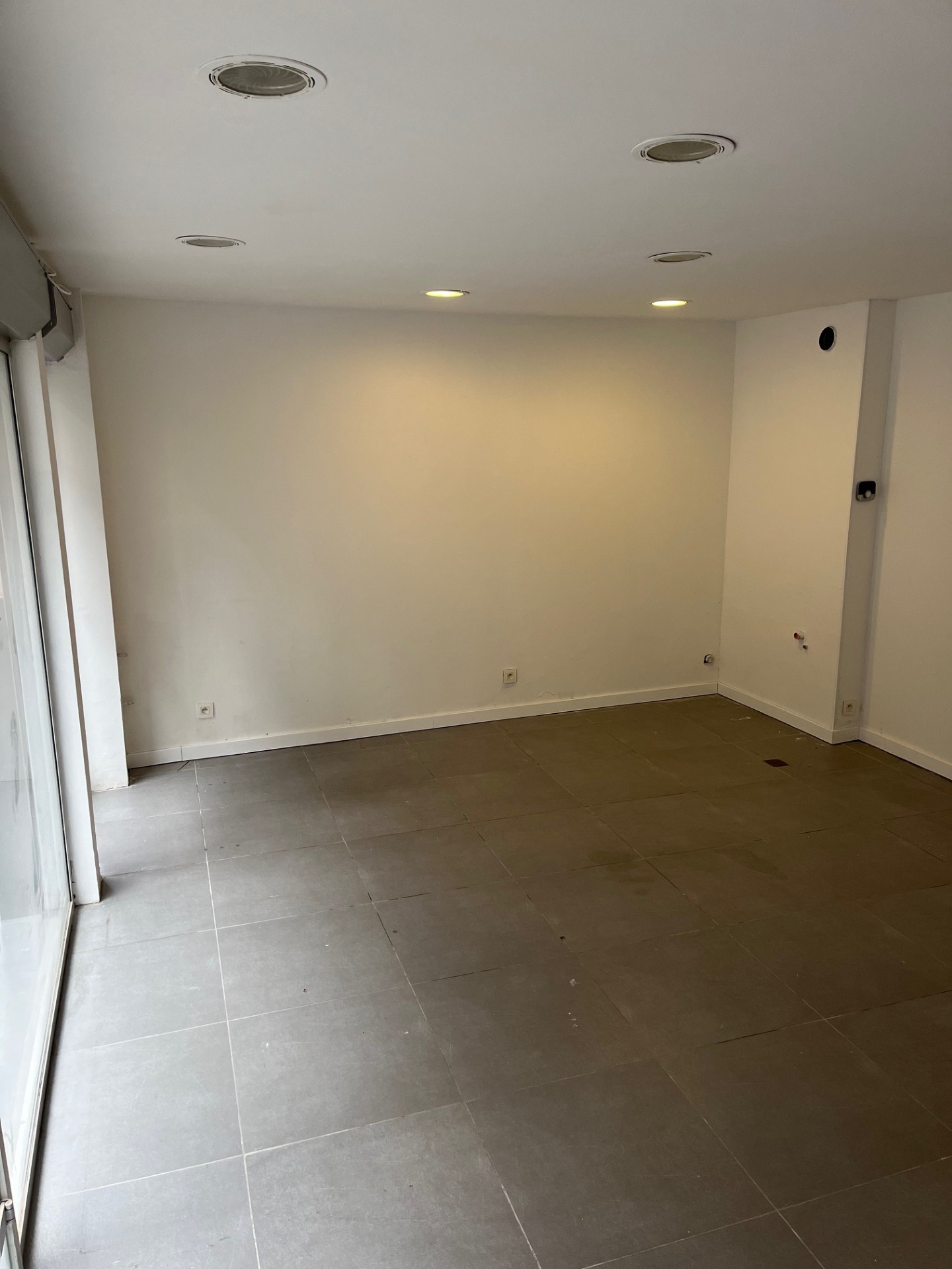 Compact en onderhoudsvriendelijk kantoor of winkelruimte in hartje Mechelen. - foto 2