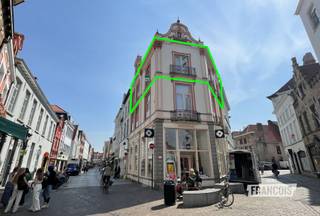 Dit lichtrijke en volledig gerenoveerde appartement bevindt zich op een absolute toplocatie, op de hoek van de Geldmuntstraat en de Sint-Amandsstraat, pal in het hart van Brugge. Alle nodige voorzieningen bevinden zich op wandelafstand: winkels, handelszaken, openbaar vervoer, scholen en tal van horecazaken zijn letterlijk om de hoek te vinden.<br /><br />Het appartement wordt volledig bemeubeld verhuurd en is gelegen op de tweede verdieping van een kleinschalig gebouw. Via de gemeenschappelijke trappenhal, die slechts door twee appartementen wordt gebruikt, bereikt u de woonst. Voor het onderhoud van de gemeenschappelijke delen wordt een maandelijkse kost van €50 aangerekend voor de poetsdienst.<br /><br />Het appartement omvat een inkomhal met aparte berging en afzonderlijk toilet, een aangename leefruimte met open en uitgeruste keuken, een badkamer met douche en enkele lavabo en een ruime slaapkamer. Dankzij de grote ramen geniet het appartement van een aangename hoeveelheid natuurlijk licht.<br /><br />Beschikbaar: 1 november 2026<br /><br />Bent u op zoek naar een ideaal gelegen appartement pal in het hartje van Brugge? <br /><br />Neem dan contact met ons op en plan uw vrijblijvend bezoek in!<br /><br />