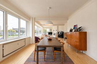 <p>Rechtstreeks van de eigenaars:</p><p>Op zoek naar een uitzonderlijk ruim appartement waar modernistische architectuur, hedendaags comfort en een uitstekende ligging samenkomen? Dan is dit prachtige appartement op de tweede verdieping van de statige Jan Van Rijswijcklaan beslist een bezoek waard!</p><p>Met maar liefst 250 m² woonoppervlakte neemt dit appartement de hele verdieping voor zich. Dankzij de 3 gevels biedt het een zeldzame combinatie van ruimte, licht en veelzijdigheid. Het pand werd tussen 2017 en 2019 grondig gerenoveerd, met respect voor zijn modernistische karakter en met alle aandacht voor hedendaags wooncomfort.</p><p>Het hart van het appartement is de bijzonder ruime leefruimte, waar het salon, de eethoek en de keuken harmonieus in elkaar overvloeien. Een heerlijke plek om tot rust te komen, uitgebreid te tafelen of vrienden en familie te ontvangen.</p><p>Met vier volwaardige slaapkamers en drie badkamers biedt het appartement alle ruimte voor een groot gezin, inwonende kinderen of gasten. Het afzonderlijke bureau in Engelse stijl maakt thuiswerken bijzonder comfortabel en biedt bovendien extra flexibiliteit in de indeling.</p><p>De Jan Van Rijswijcklaan is een van de karaktervolle lanen van Antwerpen, met een uitstekende bereikbaarheid via de belangrijkste in- en uitvalswegen. Winkels, scholen, openbaar vervoer en tal van voorzieningen bevinden zich binnen handbereik. De uitstekende Mobiscore van 9,4/10 onderstreept deze bijzonder gunstige locatie.</p><p>Wat maakt dit appartement zo bijzonder?</p><p>-> Liefst 250 m² op de tweede verdieping<br />-> Karaktervolle modernistische architectuur<br />-> Grondige renovatie uitgevoerd tussen 2017 en 2019<br />-> Royale leefruimte met salon, eethoek en keuken<br />-> 4 slaapkamers en 3 badkamers<br />-> 'English style' bureauruimte, ideaal voor thuiswerk<br />-> Uitstekende bereikbaarheid en Mobiscore 9,4/10<br />-> Gegeerde ligging aan de Jan Van Rijswijcklaan<br />-> Uit de hand te koop voor € 695.000</p><p>Een buitenkans voor wie royaal wil wonen in Antwerpen!</p>