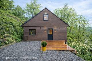 <p>Ontdek dit prachtige luxe chalet in een uitzonderlijke natuurlijke omgeving, op de heuvels van Houyet. Het is volledig gerenoveerd met hoogwaardige materialen en ontworpen om een verblijfservaring te bieden die comfort, elegantie en rust combineert. Verscholen in een prachtige bosrijke omgeving, afgeschermd van nieuwsgierige blikken en zonder inkijk, weet dit pand, dat plaats biedt aan maximaal 8 personen, te bekoren door de kwaliteit van de inrichting en de uitgesproken gezellige sfeer. De binnenruimtes bestaan uit een gezellige woonkamer, een volledig uitgeruste keuken, drie mooie slaapkamers, waaronder een suite met eigen doucheruimte, een tweede doucheruimte en twee toiletten. Buiten vormt het ruime privéterras een ware ontspanningsruimte, verrijkt door een jacuzzi die uitnodigt tot ontspanning met uitzicht op de omringende natuur. Een parkeerplaats maakt de voorzieningen van dit pand compleet. Op technisch vlak beschikt het pand over aluminium kozijnen met dubbele beglazing, een conform elektrische installatie en centrale verwarming op gas (tank). Of u nu wilt genieten van een exclusief vakantieverblijf of een hoogwaardige toeristische verhuuractiviteit wilt opzetten, dit chalet biedt een bijzonder aantrekkelijke combinatie van hoogwaardige voorzieningen, privacy en een bevoorrechte ligging. Een ware oase van rust waar discrete luxe, natuur en welzijn samenkomen. Neem contact op met onze makelaar Cécile op 0470/823943 om dit pand te ontdekken en een bezichtiging te regelen.</p>