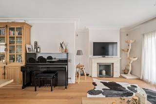 Met een bewoonbare oppervlakte van 101 m² vinden we dit lichtrijk appartement. Gelegen in de Forestier Ingelramstraat te Harelbeke, met goede verbinding naar Kortrijk en belangrijke invalswegen. Zoek je immo in Harelbeke? Lees dan zeker verder! <br /><br />Indeling:<br />- inkomhal <br />- apart gastentoilet <br />- lichtrijke leefruimte opgedeeld in een zitgedeelte en een eetgedeelte<br />- keuken geëquipeerd met dubbele spoelbak, kookplaat, dampkap, frigo, oven, microgolf en vaatwas<br />- badkamer uitgerust met lavabomeubel en douche<br />- zonnig terras<br />- 1 slaapkamer met ensuite dressing (kan ook dienen als 2de slaapkamer)<br /><br />Verplichte aankoop van de bijhorende garagebox aan € 20.000.<br /><br />Extra troeven:<br />- appartement werd volledig &amp; uiterst kwalitatief gerenoveerd<br />- kelderberging aanwezig<br />- energetische topper (194 kWh/m²jaar - B label)<br />- mogelijkheid tot 2 slaapkamers<br />- recente HR ketel (2023)<br /><br />Breng digitaal alvast een eerste bezoek via de virtuele tour! Veel kijkplezier!<br /><br />Wenst u meer info over deze woning of wenst u een bezoek ter plaatse? Contacteer Alissia Dewitte (0472 18 64 21 - alissia.dewitte@dewaele.com)<br /><br />Bestuursmaatregelen in het maatregelenregister: nee