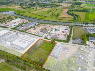 <p><span>Investeer in uw toekomst: 6.658 m² KMO-terrein te Kluisbergen</span><span><br />Op een strategische locatie in Kluisbergen bieden wij u een perceel van </span><span>6.658 m² binnen de KMO-zone Rosalinde</span><span>. Dankzij de vlotte verbinding naar zowel de N36 (Stationsstraat) als de N8 vormt dit de ideale uitvalsbasis voor ondernemers die willen groeien.<br />Dit terrein geeft u de vrijheid en ruimte om uw onderneming vorm te geven in een omgeving die bedrijvigheid en bereikbaarheid combineert.</span></p><p><span>Interesse in deze ligging, maar eerder in slechts een deel van dit terrein? Contacteer ons dan zeker ook voor meer info, want ook die mogelijkheid is zeker aanwezig. </span></p><p><span> </span></p><p><span> </span></p><p><span> </span></p>