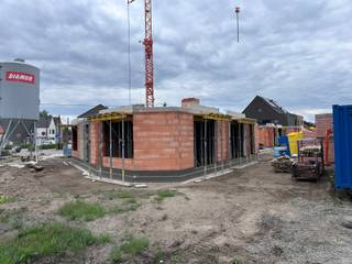 In de Larenstraat 55 te Beerse vindt u deze ruime nieuwbouwwoning op een rustige ligging, met een vlotte verbinding naar winkels, scholen en invalswegen. Hier combineert u een aangenaam wooncomfort met de rust van een residentiële buurt.<br /><br />Op het gelijkvloers komt u binnen via de inkomhal met gastentoilet en trap, waarna de woning zich opent naar een lichtrijke leefruimte die mooi in verbinding staat met de tuin en het terras. Aansluitend is er een praktische berging voorzien. De eerste verdieping telt vier volwaardige slaapkamers en twee badkamers, waardoor er ruimte is voor zowel een gezin als logees. De zolder biedt bijkomende mogelijkheden. De tuin met aansluitend terras biedt een fijne buitenruimte om van te genieten. Uw wagen parkeert u gemakkelijk onder de overdekte staanplaats naast de woning.<br /><br />Dankzij de aanwezige zonnepanelen, warmtepomp en ventilatiesysteem is deze woning energiezuinig en klaar voor de toekomst.<br /><br />Troeven:<br />- Rustige ligging in Beerse met goede bereikbaarheid<br />- Ruime leefruimte met veel lichtinval en tuinzicht<br />- Zolder met extra mogelijkheden<br />- Overdekte autostaanplaats<br />- Energiezuinig met zonnepanelen en warmtepomp<br /><br />Prijzen en lastenboek zijn beschikbaar op kantoor. Het project voldoet aan de voorwaarden verlaagd tarief "afbraak en werderopbouw". Mogelijkheid tot het aankopen aan 6% BTW. Voor meer informatie kan u contact opnemen met ons kantoor in Beerse op het nummer 014/61.61.64 of via kristof@vastgoedpartners.be.