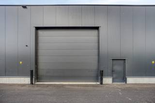 <u><strong>Slim starten in 2026? Profiteer nu van deze interessante prijs!</strong></u><br /><br />- ONMIDDELLIJK BESCHIKBAAR-<br /><br /><strong>Nieuwbouwloods van 430 m² op toplocatie in Europark, Lanaken, te huur!</strong><br /><br /><strong><u>Nieuw en instapklaar</u></strong><br />Deze unit werd pas in 2025 opgeleverd en verkeert dus in perfecte/nieuwe staat!<br />De loods heeft een oppervlakte van 430 m² en beschikt over een breedte van 10,5 meter en een diepte van 41 meter.<br /><br /><strong><u>Een plek waar werken fijn is!</u></strong><br />Wat meteen opvalt is de uitzonderlijke hoeveelheid natuurlijk licht dankzij de 18 meter lange centrale lichtstraat. Dit zorgt niet alleen voor een aangename werkomgeving, maar maakt de ruimte ook zeer geschikt voor productieactiviteiten.<br /><br /><strong><u>Casco, maar vol potentieel</u></strong><br />De ruimte is momenteel casco afgewerkt, wat voor veel ondernemers net een troef is.<br />Zo is er bewust van afgezien om een tussenverdieping te plaatsen, waardoor maximale flexibiliteit behouden blijft.<br />Voor wie dat wenst, is het echter perfect mogelijk om een HOB-unit te installeren met toilet, lavabo en een eenvoudig te verwarmen bureauruimte, vloeren en wanden zijn hier reeds op voorzien.<br /><br /><strong><u>Optimaal comfort dankzij vloerverwarming en moderne voorzieningen</u></strong><br />Het pand beschikt (eventueel) over vloerverwarming over de volledige oppervlakte, verdeeld in afzonderlijk regelbare zones.<br />De installatie kan in overleg met de eigenaar worden aangesloten.<br /><br /><strong><u>Uitstekende ligging, snel verbonden met binnen- en buitenland</u></strong><br />De loods bevindt zich op het bedrijventerrein Europark in Lanaken, een bloeiende KMO-zone vlakbij de grens met Nederland en op slechts 10 minuten rijden van het centrum van Maastricht, op amper 15 minuten van Genk en Hasselt en met een directe aansluiting met de E314 en de A2 (NL), wat zorgt voor een vlotte verbinding richting Antwerpen, Brussel en Eindhoven!<br /><br /><strong><em>Kenmerken</em></strong>
<ul>
	<li><span>Toplocatie in de KMO-zone Europark</span></li>
	<li><span>430 m² bruikbare vloeroppervlakte</span></li>
	<li><span>Vrije hoogte: 6 m</span></li>
	<li><span>Sectionaalpoort: 5 m hoog x 5 m breed</span></li>
	<li><span>Zowel 3-fasige als monofasige stopcontacten</span></li>
	<li><span>Energiezuinige LED-verlichting verspreid over de volledige ruimte</span></li>
	<li><span>Brandblussers met indicatoren, conform de regelgeving.</span></li>
</ul>
<strong><em>Huurvoorwaarden</em></strong>

<ul>
	<li><span><strong>Huurprijs:</strong> € 1830,00 per maand</span></li>
	<li><span><strong>Waarborg:</strong> 3 maanden</span></li>
	<li><span><strong>Algemene kosten:</strong> nog te bepalen</span></li>
	<li><span>Onroerende voorheffing, nutsvoorzieningen en verbruik <strong>ten laste van de huurder.</strong></span> </li>
</ul>
<strong>Niet toegestaan!</strong><br />Zelfstandige kantoren, wonen, HoReCa, recreatieve binnenactiviteiten.<br /><br />Benieuwd naar deze unieke kans? Neem snel contact met ons op via het nummer <strong>089 23 44 22</strong> of per mail via <strong>info@immoverslegers.be</strong> voor meer informatie of een bezichtiging van deze unieke ruimte!<br /><br /> 