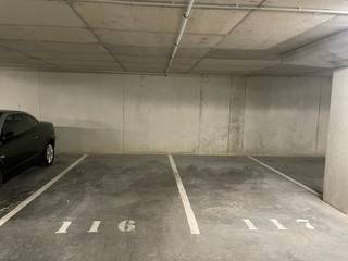 Ondergrondse autostaanplaatsen te koop op het vernieuwde Marktplein. Voor eigen gebruik of als investering. 13.000 €/stuk + kosten .