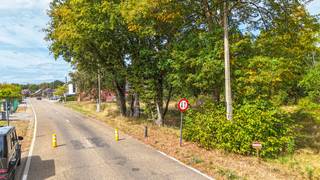 Bij ImmoFusion 7/7 “open huis” : klik op onze 3D-TOUR. Ervaar vastgoed alsof je er zelf doorloopt!<br /><br />Nabij het hart van Zolder, in een uitzonderlijk rustige en bosrijke omgeving, bevindt zich deze prachtige bouwgrond voor open bebouwing van maar liefst 13 are groot. Gelegen in een rustige straat, biedt dit perceel een unieke combinatie van rust, privacy en groen, terwijl u toch geniet van een centrale ligging tussen de gemeenten Zolder, Heusden, Beringen, Lillo, Zonhoven en Houthalen.<br /><br />Met een perceelbreedte van 15 meter en een toegestane bouwbreedte van 9 meter is er volop ruimte om een ruime en lichtrijke woning te realiseren, volledig aangepast aan uw woonwensen. De tuin strekt zich diep uit en wordt omringd door natuur, waardoor u hier elke dag opnieuw geniet van een oase van rust, omgeven door groen.<br /><br />Of u nu houdt van wandelen, fietsen of gewoon genieten van de stilte: deze locatie biedt het allemaal, en dat op slechts enkele minuten van winkels, scholen, openbaar vervoer en belangrijke invalswegen. Deze bouwgrond is de ideale plek voor wie op zoek is naar een perfecte balans tussen rustig wonen en centrale bereikbaarheid.<br /><br />Een unieke opportuniteit voor wie zijn droomwoning wil bouwen op een toplocatie.<br /><br /><span>Maatregelen opgenomen in het Maatregelenregister: nee</span>