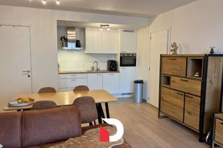 Recent appartement op de rand van Brugge, dichtbij het AZ Sint-Jan en de Expressweg, maar toch op fietsafstand van centrum Brugge. Het appartement is gelegen op de tweede verdieping en beschikt over een gezellige leefruimte met open ingerichte keuken voorzien van kookplaat, dampkap, koelkast, combi oven-microgolf, vaatwasser. Er is een aparte berging met plaats voor wasmachine/droogkast, toilet, badkamer met douche en lavabo, 1 slaapkamer, ruim terras (12 m²). Ondergrondse autostaanplaats (49) inbegrepen in de huurprijs. Gemeenschappelijke kosten: € 70/maand + € 30/maand voorschot verwarming. het appartement is instapklaar. Er wordt er verwarmd via een milieu- en budgetvriendelijk verwarmingssysteem. EPC: 25 kWh/m², label A.<br />Plan eenvoudig uw bezoek via onze website: www.delbecque.immo.