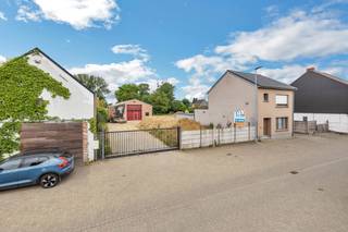 Voor meer info of een bezoek, bel 053 59 49 33 - Op een rustige locatie in Hofstade vinden we deze drie percelen terug met een loods. Deze loods...