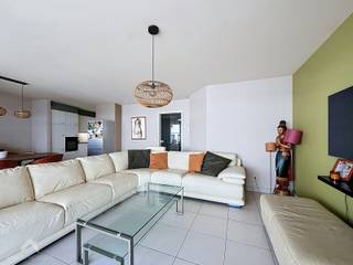 <p>Instapklaar en energiezuinig appartement gelegen op een toplocatie op slechts 500 meter van het strand en in de onmiddellijke nabijheid van winkels, horeca en openbaar vervoer, bestaande uit een inkomhal met vestiairehoek, een apart toilet, een lichtrijke leefruimte met open, volledig geïnstalleerde leefkeuken en aansluitend een zonnig terras van 11 m². Verder beschikt het appartement over een praktische was- en bergruimte, een badkamer voorzien van bad, douche en dubbele lavabo en drie volwaardige slaapkamers die uitgeven op een tweede, rustig gelegen terras van 12 m². Dankzij de doordachte indeling, de twee ruime terrassen en de uitstekende ligging vormt dit appartement de ideale combinatie van wooncomfort en bereikbaarheid. Ideaal voor eigen bewoning, als tweede verblijf of als investering.</p>
<p>Extra troeven:</p>
<ul>
<li>Energiezuinig (EPC-label B)</li>
<li>Conforme elektriciteit</li>
<li>Drie volwaardige slaapkamers</li>
<li>Twee ruime terrassen van 11 m² en 12 m²</li>
<li>Open en volledig geïnstalleerde leefkeuken</li>
<li>Op slechts 500 meter van het strand</li>
<li>Nabij winkels, horeca en openbaar vervoer</li>
<li>Kleinschalige residentie</li>
<li>Instapklaar</li>
</ul>
<p>Te koop zonder makelaar via het concept van Smart Houses. Wenst u meer informatie of een bezoek? Contacteer rechtstreeks de eigenaar <span>+32489175734</span></p>
