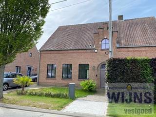 TE HUUR: gedeelte van gelijkvloers voor beroep, praktijk of kantoor.Bent u op zoek naar een praktische en professionele ruimte?Wij bieden u 3...