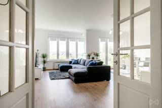 Info: dries.v@weinvest.be of 0471 68 27 37<br /><br />We Invest presenteert u exclusief dit prachtige appartement van 104 m², gelegen op de 5e verdieping aan de Avenue de la Liberté 218 in Koekelberg. Het bestaat uit twee slaapkamers, een ruime woonkamer van 39 m², een keuken van 13 m², een badkamer, een apart toilet en een kelder.<br /><br />De woning verkeert in goede staat en biedt een comfortabele leefomgeving in een goed onderhouden gebouw. Het beschikt over een lift, een videofoon, PVC-ramen, collectieve stookolieverwarming en een elektriciteitsinstallatie die aan de normen voldoet, met een EPC D van 181 kWh/m²/jaar en 46 kg CO₂.<br /><br />Dankzij de ligging op de 5e verdieping geniet het appartement van veel lichtinval en een aangenaam vrij uitzicht. De functionele indeling en de royale afmetingen maken dit een bijzonder aantrekkelijke woning voor een koppel, een klein gezin of een investeerder op zoek naar een kwalitatief hoogstaand pand.<br /><br />Het appartement ligt in Koekelberg en geniet van een praktische stedelijke omgeving, dicht bij winkels, voorzieningen en het openbaar vervoer. De wijk biedt gemakkelijke toegang tot alle dagelijkse voorzieningen en is tegelijkertijd goed verbonden met het centrum van Brussel.<br /><br />Pluspunten: grote oppervlakte, ruime woonkamer, lift, veel lichtinval en elektriciteit conform de normen.<br /><br />Neem contact met ons op om een bezichtiging te regelen! Mis onze exclusieve aanbiedingen niet op WWW.WEINVEST.BE