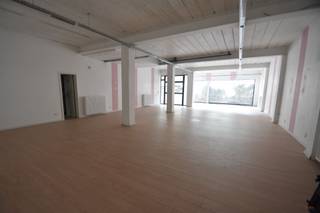 NIEUW: ROYAAL HANDELSPAND (280M²) OP EEN HEROPGEWAARDEERDE TOPLOCATIE IN HOUTHALEN-CENTRUM!Bent u op zoek naar een commerciële ruimte die klaar is...