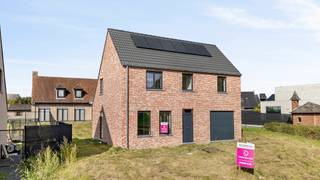 Deze energiezuinige villa is gelegen op een rustige locatie in HoogledeDe indeling van deze woning is als volgt:Op de gelijkvloers: inkomhal,...