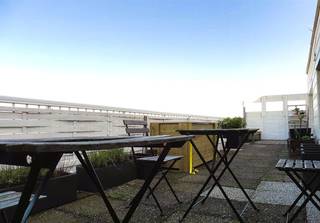 Welkom in dit lichtrijke dakappartement op de zeventiende verdieping, gelegen in een gegeerde voorstad van Antwerpen. U woont hier op...