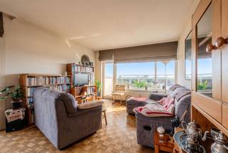 <p><span>Panoramische views in dit hoekappartement met 3 slaapkamers, 2 terrassen en optioneel garage nabij park Den Brandt</span></p><p><span> </span></p><p><span>OMGEVING </span></p><p><span>Hier woon je op een toplocatie: super centraal, met Park Den Brandt, verschillende supermarkten, scholen, ziekenhuizen, belangrijke verbindingswegen en openbaar vervoer vlakbij. Liever met de fiets? Met het A-velostation voor de deur sta je zo in hartje Antwerpen. Ook je auto laad je makkelijk op aan een van de openbare laadpalen aan de ingang van het gebouw. </span></p><p><span> </span></p><p><span>INDELING </span></p><p><span>Dit ruime appartement bevindt zich op de 8e verdieping en biedt dankzij de twee terrassen en het prachtige panoramische uitzicht een bijzonder aangenaam woongevoel. Je komt binnen via de inkomhal, voorzien van een vestiaire en een gastentoilet. Aan de voorzijde bevindt zich de lichtrijke leefruimte, waar grote raampartijen zorgen voor een aangename lichtinval en een indrukwekkend groen uitzicht. Vanuit de leefruimte heb je rechtstreeks toegang tot het zuidgerichte terras, de ideale plek voor een aperitiefje in de zon of een gezellig moment buiten. Aansluitend bevindt zich de open keuken. Deze is uitgerust met een oven, koelkast en inductievuur. Verder beschikt het appartement over drie slaapkamers (12 m² en twee van 8 m²) waarvan de hoofdslaapkamer ook toegang heeft tot het tweede west gerichte terras. De badkamer beschikt over een bad-douchecombinatie , lavabo en toilet. </span></p><p><span>Er zijn 2 bergingen die via de hal te bereiken zijn, 1 doet momenteel dienst als wasruimte, de andere kan ook weer omgevormd worden naar een douchekamer daar de leidingen al klaar liggen.</span></p><p><span> </span></p><p><span>Verder beschikt het appartement nog over een gemeenschappelijke fietsenberging, 2 privatieve kelderbergingen en is er een ruime, ondergrondse garagebox (+ 7,3 meter diep) met een elektrische poort en afstandbediening die kan aangekocht worden voor €30.000,00.</span></p><p><span> </span></p><p><span>TROEVEN</span></p><p><span>- EPC B</span></p><p><span>- Ruime ondergrondse garagebox met extra bergruimte </span></p><p><span>- Goed onderhouden gebouw </span></p><p><span>- Terrassen recent vernieuwd</span></p><p><span>- Dak geïsoleerd</span></p><p><span>- Dubbele beglazing met hoogrendementsglas met kwalitatieve valgordijnen</span></p><p><span>-Beperkt geluid van het verkeer op de achtste verdieping</span></p><p><span>- Veilig gerenoveerde lift die voldoet aan de wettelijke reglementering</span></p><p><span>- Geweldig uitzicht</span></p>