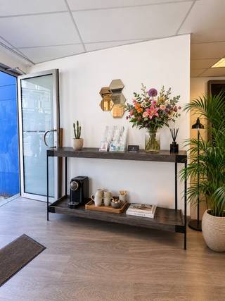 TE KOOP - GENT. Op de hoek van het Ingelandgat en het Sint-Michielsplein bevindt zich deze instapklare kantoor - of winkelruimte met een bruikbare oppervlakte van ca. 60 m². Dankzij de prominente hoekligging geniet het pand van een uitstekende visibiliteit en een centrale ligging in het historische stadscentrum, met een ondergrondse parking op wandelafstand.<br /><br />De ruimte is praktisch ingedeeld en omvat een verzorgde inkom, een aangenaam en lichtrijk kantoor/winkel gedeelte, een keuken, een afzonderlijk toilet en een berging. De grote raampartijen zorgen voor een overvloed aan natuurlijk daglicht, terwijl de moderne afwerking een professionele en hedendaagse uitstraling creëert.<br /><br />De combinatie van een strategische ligging, een functionele indeling en een kwalitatieve afwerking maakt deze ruimte bijzonder geschikt voor vrije beroepen, consultants, dienstverleners of ondernemingen en winkels die op zoek zijn naar een representatieve locatie in het centrum van Gent.<br /><br />Een interessante opportuniteit voor wie wil investeren in een kwalitatieve ruimte op een zichtlocatie, midden in de stad.