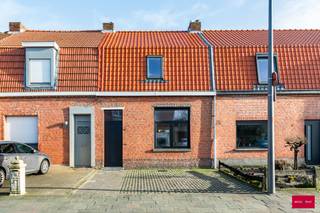 Deze woning werd in 2025 volledig gerenoveerd met hoogwaardige materialen. De indeling is als volgt: een kelder; op de begane grond:...
