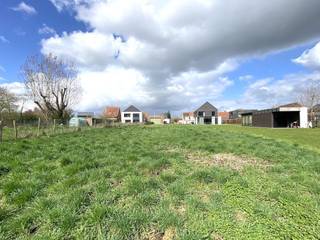 Prachtig perceel bouwgrond geschikt voor het bouwen van een OPEN bebouwing. Totale grondoppervlakte: 1367m2. Perfect ZUIDgericht. Dit riante...