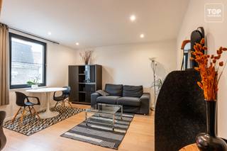 Op een boogscheut van het bruisende centrum van Gent bevindt zich dit instapklare duplexappartement met één slaapkamer, gelegen in een gebouw dat in 2023 volledig werd gerenoveerd. <br /><br />Het appartement is verdeeld over twee verdiepingen en beschikt over een aangename, lichtrijke leefruimte, keuken, badkamer en een ruime slaapkamer met aansluitend het gezellige terras, waar je in alle rust kunt genieten van een koffie en even kunt ontsnappen aan de drukte van de stad.<br />Dankzij de aanwezige airconditioning geniet je ook tijdens de warmere maanden van een aangenaam binnentemperatuur.<br /><br />Met EPC-label B, een volledig gerenoveerd gebouw en een centrale ligging nabij het historische centrum beschikt dit appartement over alle troeven voor het stadsleven.<br /><br />Er is geen professionele syndicus aangesteld. Het beheer gebeurt onderling tussen de eigenaars, waardoor er geen vaste maandelijkse syndicale kosten zijn. Enkel de blokpolis en enkele beperkte gemeenschappelijke kosten worden doorheen het jaar verdeeld.<br /><br />Beschikbaar bij akte!<br /><br />Contacteer Top Vastgoed voor een bezoek op 0475 700 700!