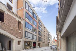 Are you looking for an energy-efficient studio centrally located in Kortrijk? Then this is definitely something for you! The studio is located a stone's throw from the river Lys, where you can enjoy relaxing walks, Kortrijk station, shopping centers,... This practical studio has a private bathroom with shower and toilet, and a kitchen. Layout: - Entrance hall - Bright living space - kitchen - bathroom - large storage room in the basement Would you like more information about this property or would you like a site visit? Contact Alissia Dewitte (0472 18 64 21 - alissia.dewitte@dewaele.com)