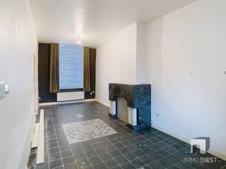 <p><span>NIEUWE VOORWAARDEN</span><span>: In het </span><span>hart van Diest</span><span> vind je hier een </span><span>betaalbare stadswoning met een authentieke gevel</span><span>, een buitenruimte en vooral veel uitbreidingspotentieel.</span></p><p><span>De woning beschikt vandaag over </span><span>130 m² bewoonbare oppervlakte</span><span>, mooi verdeeld:</span></p><ul><li><span>68 m² op het gelijkvloers met een ruime inkomhall, keukenruimte en twee woonkamers, wc en buitenruimte van 20 m²</span></li><li><span>62 m² op de verdieping: stookplaats, drie slaapkamers en een badkamer</span></li></ul><p><span> </span></p><p><span>Met </span><span>drie slaapkamers</span><span> is dit een ideale thuis voor starters, jonge gezinnen.</span></p><p><span>Achteraan geniet je van een </span><span>buitenruimte van circa 20 m²</span><span>, in te richten als </span><span>koer of gezellig stadstuintje</span><span>. </span></p><p><span>Dankzij de </span><span>perfecte zuidoriëntatie</span><span> is dit een absolute meerwaarde, midden in de stad, de huizen ernaast hebben geen buitenruimte.</span></p><p><span>Dan de absolute blikvanger: de </span><span>prachtige authentieke zolder</span><span>. Deze verdieping ( nu twee bouwlagen ) kan volledig opengewerkt worden, waardoor je </span><span>ongeveer 70 m² extra woonruimte</span><span> kan creëren. Een royale master suite, extra slaapkamers, een tweede leefruimte, atelier of polyvalente ruimte? </span></p><p><span>Bovendien is de woning </span><span>extra interessant</span><span> door het fiscale voordeel: je kan (onder voorwaarden) genieten van </span><span>2% registratierechten</span><span>, renoveren doe je aan </span><span>6% BTW</span><span>.</span></p><p><span>Degelijk EPC-label</span></p><p><span>Interesse? Bel Immo Diest 013 31 25 22 of mail <span>info@immodiest.be</span></span><span>.</span><span><br /></span><span>Rechtstreeks: Jan 0498 52 64 52 <span>jan.vanonckelen@immodiest.be</span></span><span>.</span><span> </span></p><p><span>Meer aanbod: <span>https://immodiest.be/te-koop</span></span></p>