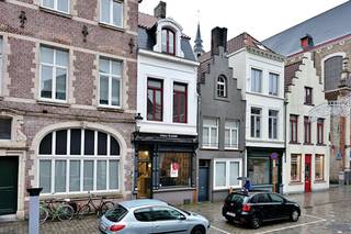 Commercieel gelegen handelspand te koop in de Ezelstraat in het centrum van Brugge, op één van de belangrijkste invalswegen richting Markt.<br /><br />Deze instapklare winkelruimte werd volledig gerenoveerd en vernieuwd in 2016. Het pand beschikt naast een mooi vitrineraam over een alarminstallatie, camerasysteem, verlichtingsarmaturen en airco. Tevens kan men de bovenverdiepingen nuttigen als woonst.<br /><br />Indeling gelijkvloers :<br />- Winkelruimte van 66 m² met veel lichtinval (ingericht als luxe boetiek)<br />- Toegang tot de kelderruimte (extra stockage)<br /><br />Eerste Verdieping :<br />- 2 ruime (slaap)kamers / stockageruimtes<br />- Aparte toiletruimte<br /><br />Tweede Verdieping :<br />- Leefruimte met extra mezzanine<br />- Keuken<br />- Badkamer (wastafel / bad / inloopdouche)<br />- Aparte toiletruimte<br /><br />Algemeen:<br />- Onmiddellijk beschikbaar.<br />- Onroerende voorheffing ten laste van de huurder<br />- Centrale verwarming op aardgas<br />- Gevelbreedte 3,70 m<br /><br />Dit pand kan onderhevig zijn aan de renovatieverplichting die door de Vlaamse overheid wordt opgelegd voor niet-residentiële gebouwen. Consulteer voor meer informatie de website van het Vlaams Energie- en Klimaatagentschap via https://www.energiesparen.be/nr/renovatieverplichting.<br /><br />Aarzel zeker niet ons te contacteren indien dit bedrijfsvastgoed bestaande uit een handelspand met woonst te koop in Brugge u mogelijks kan interesseren.<br /><br />Bestuursmaatregelen in het maatregelenregister: nee