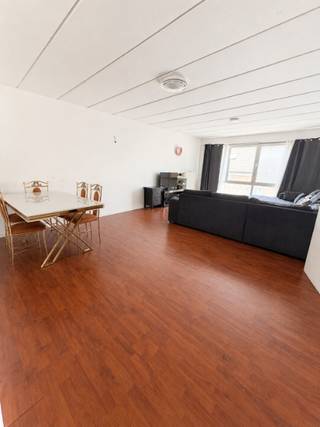 TOF APPARTEMENT VLAKBIJ DE WITTE MOLEN <br />2 DE VERD. GEEN LIFT <br />lichte vrij ruime living met open deels ingerichte witte keuken, ruime badkamer met ligbad en washoek <br />2 slaapkamers waarvan je in 1 trap kan steken naar groot terras ( terras nu nog niet bereikbaar ) <br />EPC 116 ELEK CONFORM fiesenberging aanwezeig