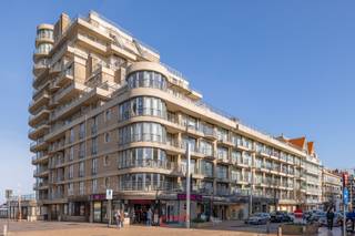 In de prestigieuze Residentie Casino, midden in de winkelstraat van Nieuwpoort-Bad, bevindt zich dit zuidgericht appartement met een...