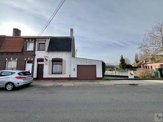 Dit te renoveren huis kan u terugvinden in de Wolfabriekstraat 24 te 9700 Oudenaarde, in een rustige buurt met een goede verbinding richting centrum Oudenaarde en Ronse. Indeling woning: Inkom, salon, leefruimte, keuken, hal, ruime berging , badkamer en garage met automatische poort. Op de verdieping zijn er 2 Slaapkamers. De woning beschikt ook over een klein tuintje (die kan uitgebreid worden) en overdekt terras. <br /><br />Ideaal renovatie project, toffe buurt en veel potentieel! <br />EPC: F<br />Interesse? Contacteer JENS 0488 98 13 30 of jens@immoboss.be 