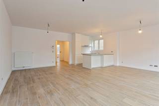 <p><span>Te huur: twee slaapkamer appartement te Wilrijk</span></p><p><span> </span></p><p><span>Dit appartement is gelegen op de tweede verdieping. Je betreedt het appartement via de inkomhal die je toegang geeft tot een ruime, lichtrijke leefruimte met open keuken. De grote ramen zorgen voor veel lichtinval. </span></p><p><span> </span></p><p><span>De vloer is een parkettegel die volledig doorloopt in het appartement en vormt samen met de zwarte en witte accenten een zeer hedendaagse afwerking. </span></p><p><span> </span></p><p><span>De keuken is uitgerust met alle moderne inbouwtoestellen: inductiekookplaat, dampkap, oven en vaatwasser. Aan het keukeneiland kan je 's ochtends lekker ontbijten.</span></p><p><span> </span></p><p><span>In de inkomhal bevindt zich een aparte wc alsook een aparte berging waar je je wasmachine en droogkast kan aansluiten. Verder zijn er de twee ruime slaapkamers aan de achterzijde van het gebouw, die uitkijken op een groene omgeving.</span></p><p><span> </span></p><p><span>De moderne badkamer beschikt over een inloopdouche, een lavabomeubel met spiegelkast en een handdoekendroger. </span></p><p><span> </span></p><p><span>Naast het gebouw kan je gemakkelijk je fiets opbergen in de fietsenberging.</span></p><p><span> </span></p><p><span>Omdat de nutsvoorzieningen privatief zijn, beperkt de maandelijkse provisie zich tot enkel het verbruik van gemeenschappelijke delen - €10/m. </span></p><p><span> </span></p><p><span>Buitenstaanplaats verplicht bij te huren voor 60€/maand. </span></p><p><span> </span></p><p><span>Beschikbaar: onmiddellijk</span></p>