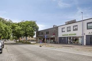 Commerciële Ruimte (222 m²)Op het gelijkvloers bevinden zich twee volledig uitgeruste en succesvol geëxploiteerde badhuizen, samen goed voor...