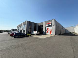 Polyvalente industrie unit met winkel, kantoren en magazijn <br /><br />Dit gebouw bestaat uit een winkel, kantoor en magazijn gedeelte. <br /><br />Momenteel bestaat het kantoorgedeelte (466m²) uit een inkom/receptiehal, verschillende burelen die bestaan uit grote en kleine zalen, individuele bureauruimtes, vergaderruimtes,....verdeelt over een gelijkvloerse en eerste verdieping. Vooraan het gebouw is momenteel een winkel voorzien. Verder zijn er nog tal van bergruimtes alsook een volledig uitgeruste keuken. <br /><br />Het magazijngedeelte (480m²) beschikt over een grote sectionale poort en is via verschillende toegangen bereikbaar vanuit de kantoren. <br /><br />U kan deze unit volledig naar wens gaan inrichten en gebruiken. <br /><br />Beschikbaar vanaf 1/10/2025. OV ten laste van huurder. 16 prive staanplaatsen die toebehoren aan de unit.